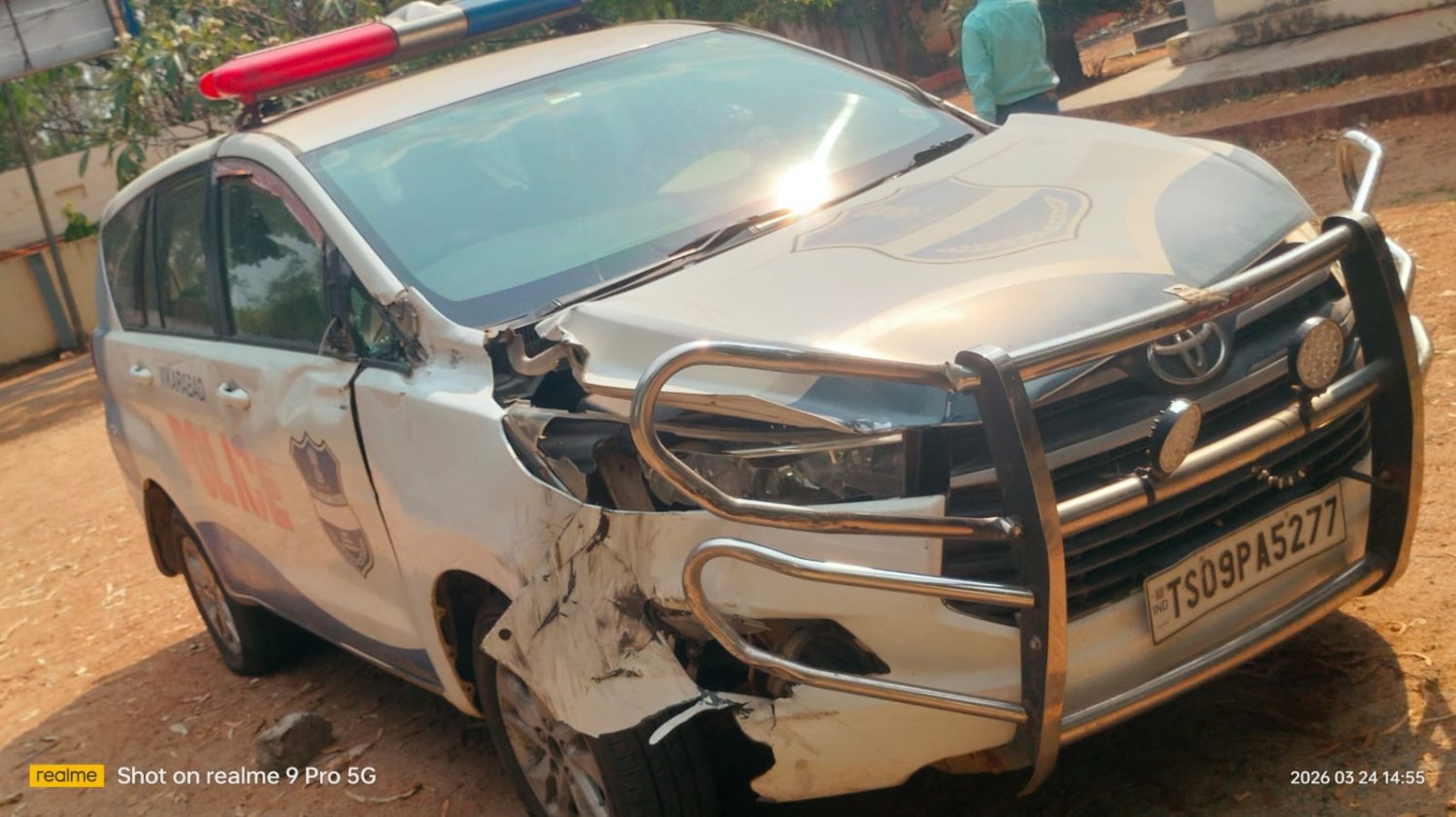 పోలీస్ వాహనాన్ని గుద్దిన ఇసుక మాఫియా