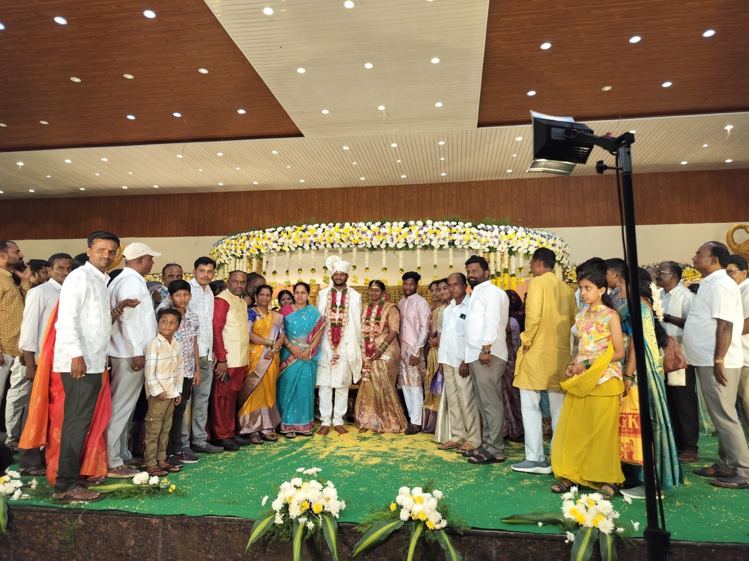 నూతన వధూవరులను ఆశీర్వదించిన బుయ్యని సరళ రెడ్డి