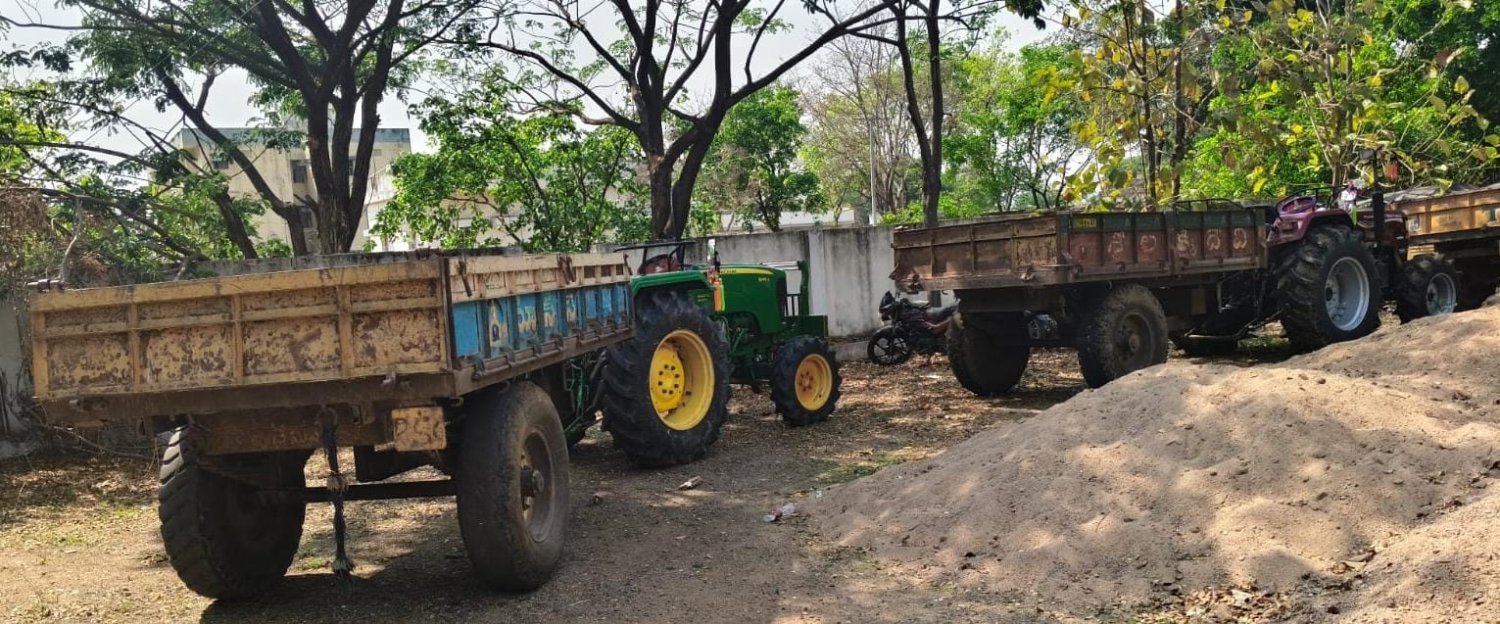 పోలీస్ వాహనాన్ని ఢీ కొట్టిన ఇసుక ట్రాక్టర్ సంఘటనలో ఒకరు రిమాండ్