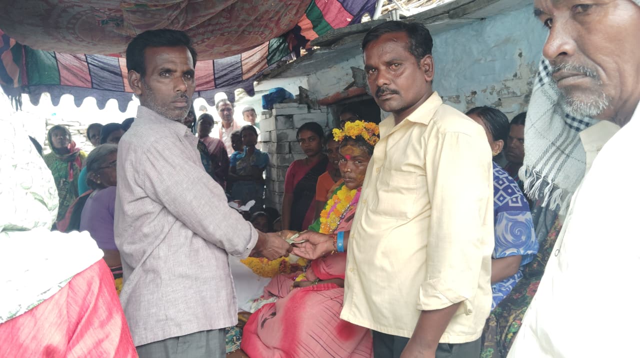 పేద కుటుంబానికి ఆర్థిక సాయం