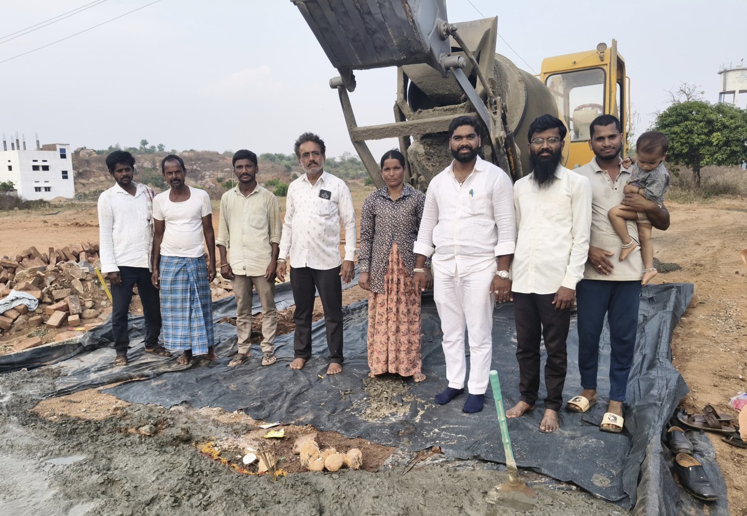 లాల్ సింగ్ తండాలో సిసి రోడ్డును ప్రారంభించిన సర్పంచ్ రాథోడ్ శ్రీనివాస్ నాయక్
