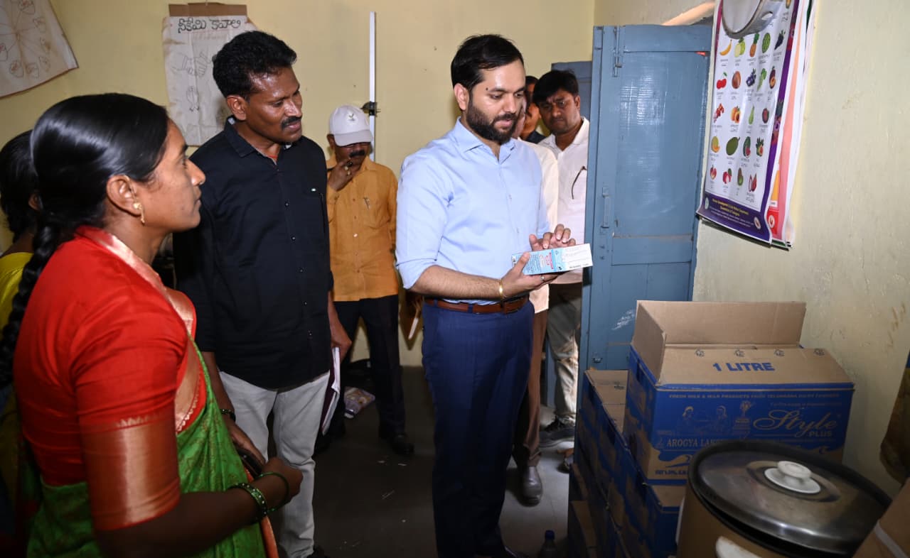 విద్యార్థులు ప్రతి సబ్జెక్టు పైన పూర్తి పట్టును సాధించేలా విద్యాబోధన చేయాలి      ఉపాధి హమీ పనులను త్వరితగతిన పూర్తి చేయాలి      అంగన్వాడీ చిన్నారులకు పౌష్టికాహారం అందించాలి     చౌడాపూర్ మండలంలో ఆకస్మికంగా పర్యటించిన వికారాబాద్ జిల్లా కలెక్టర్ దీపక్ తివారీ