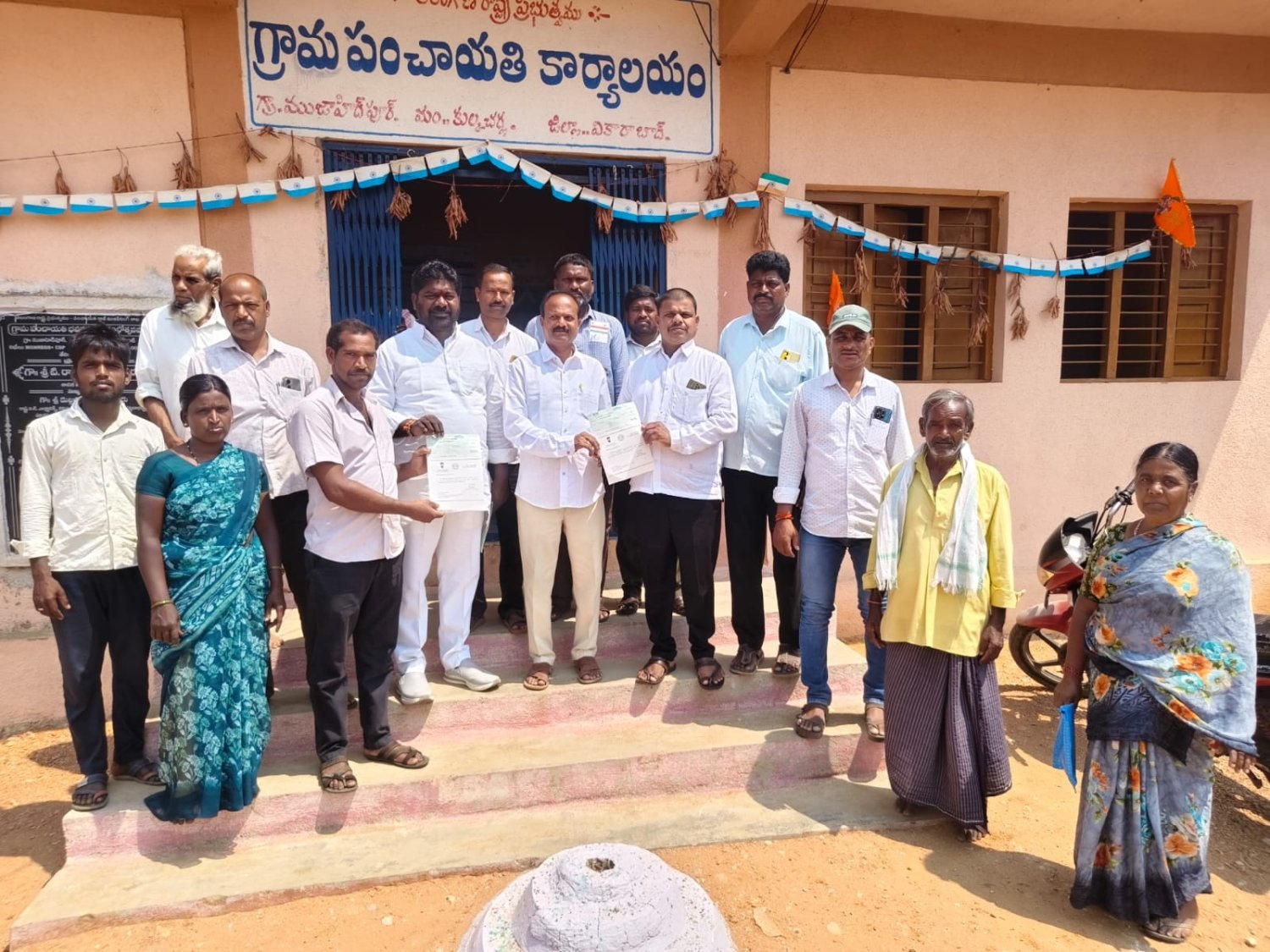 నిరుపేదలకు అండగా కాంగ్రెస్ ప్రభుత్వం పని చేస్తుంది   మార్కెట్ కమిటీ చైర్మన్ బి.ఎస్ ఆంజనేయులు ముదిరాజ్,ముజాహిద్ పూర్ సర్పంచ్ చంద్రభూపాల్