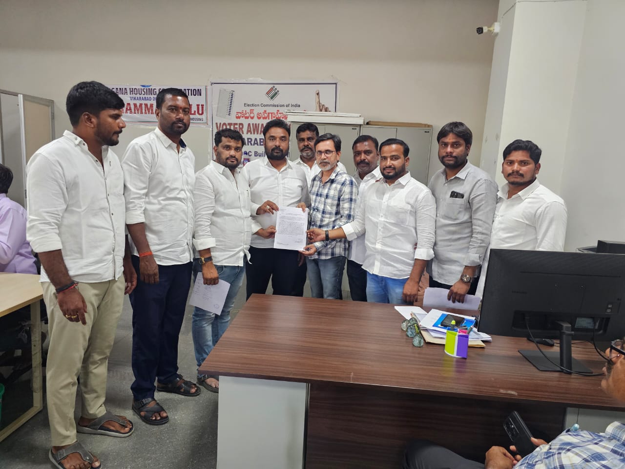 ప్రజాస్వామ్యం చట్ట విరుద్ధ  కార్యక్రమాలపై చర్యలు తీసుకోండి   .... జిల్లా కలెక్టర్ కు నివేదించిన బీఆర్ఎస్ కౌన్సిలర్లు.
