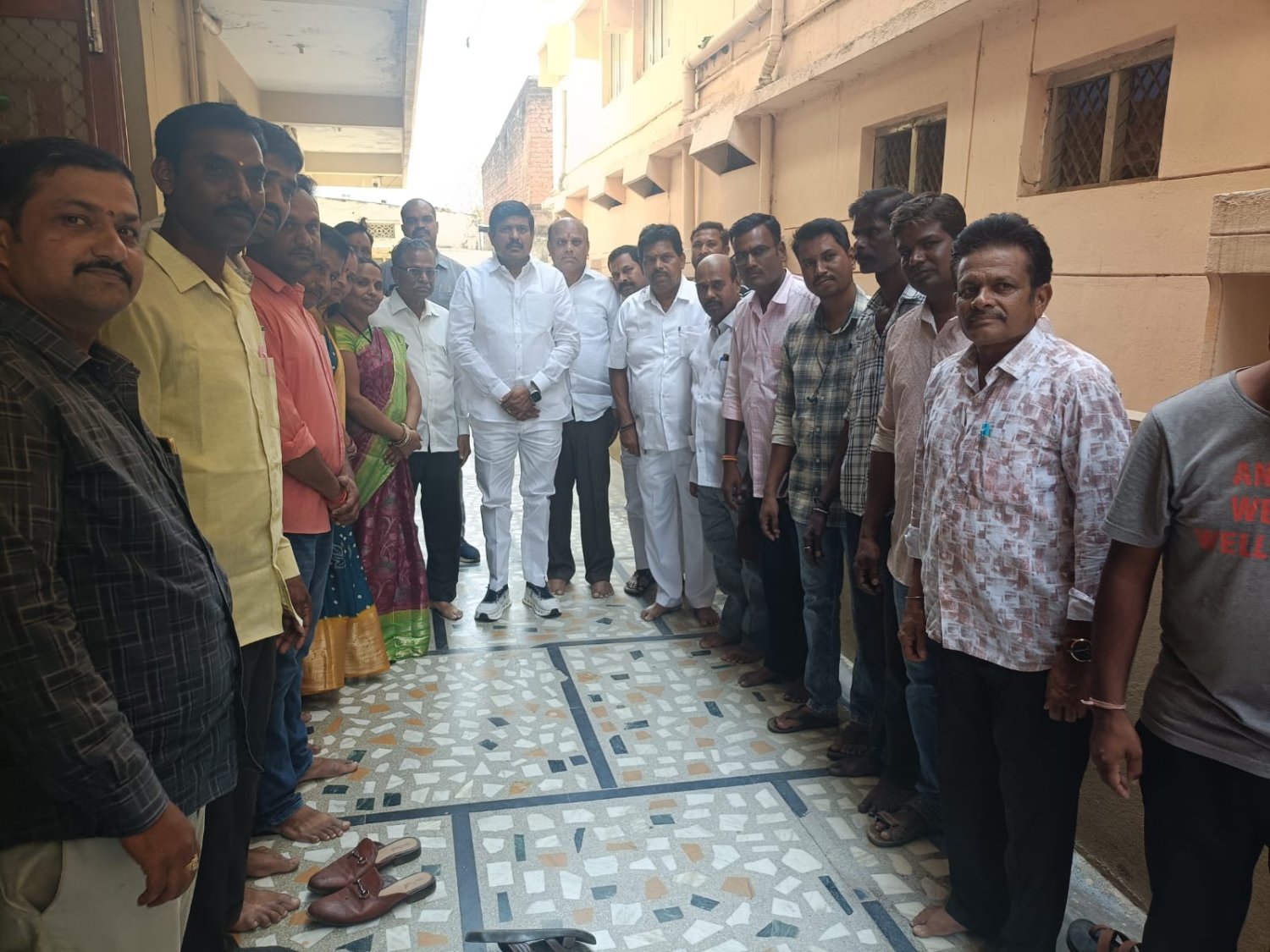 ఎమ్మెల్యే మనోహర్ రెడ్డిని కలిసిన రాజపుత్ సమాజ సభ్యులు