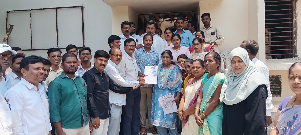 ఉద్యోగుల సమస్యలను పరిష్కరించండి తహశీల్దార్ షాహేదా బేగంకు మెమోరాండం అందజేత