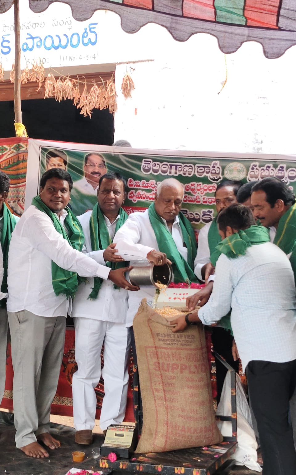 మొక్కజొన్నల కొనుగోలు కేంద్రాన్ని ప్రారంభించిన ఏఎంసి చైర్మన్ శ్రీనివాస్ ముదిరాజ్
