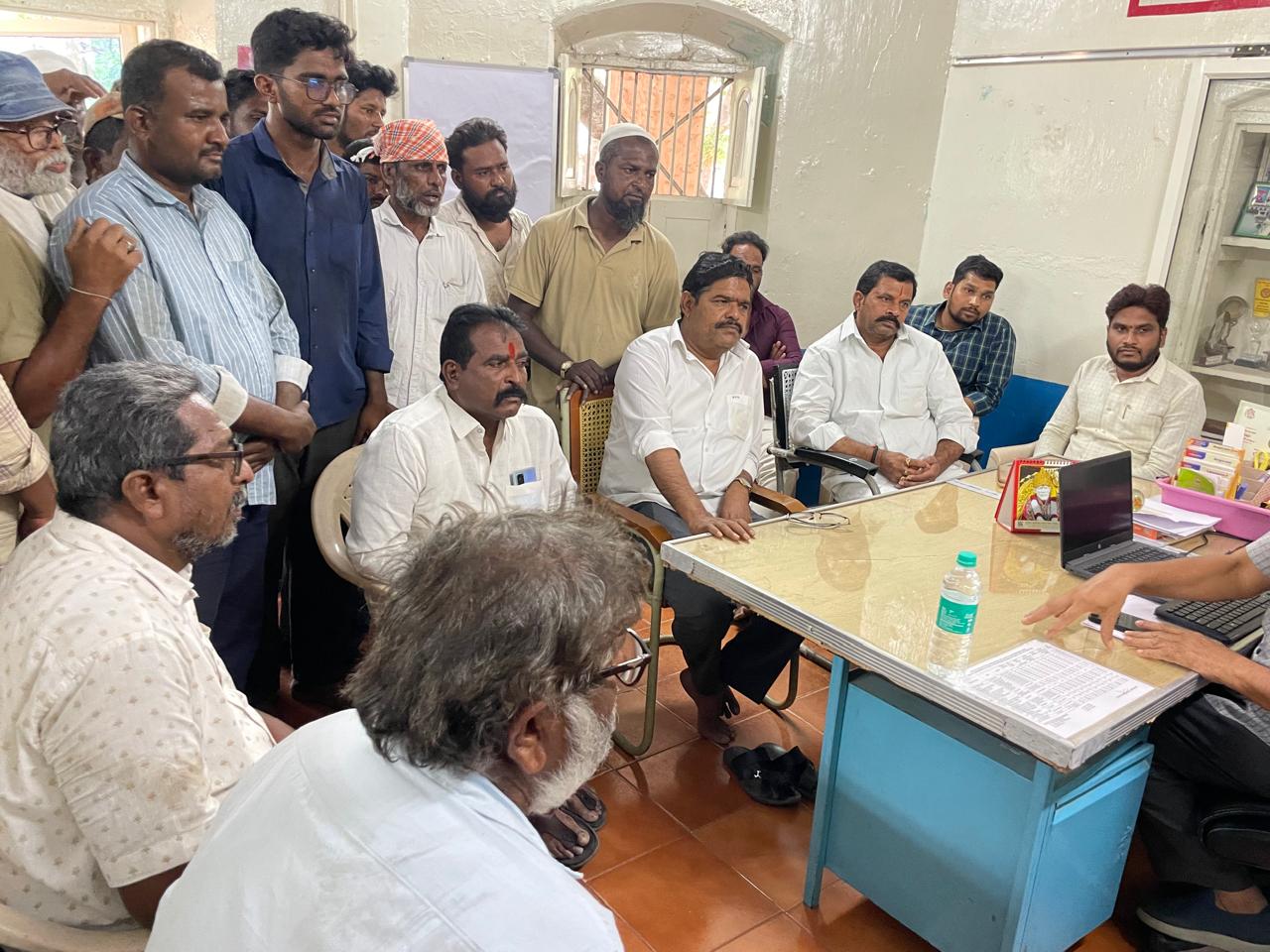 చిరు వ్యాపారుల దుకాణాల ఏర్పాటుకు కృషి.. నాయకులు బుయ్యని శ్రీనివాస్  రెడ్డి 