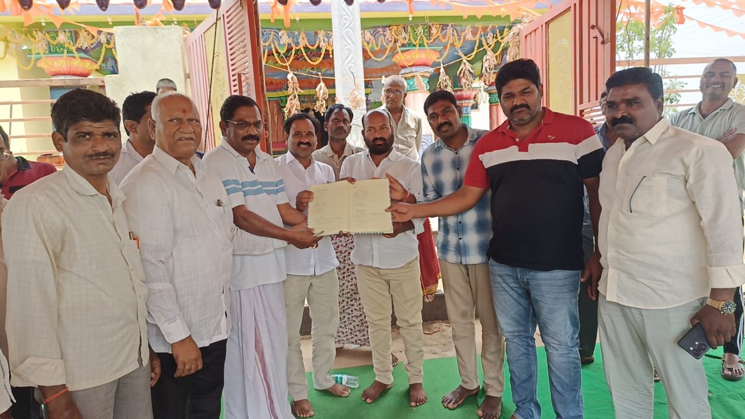 హనుమాన్ ఆలయ అభివృద్ధికి పాటు పడుతా.