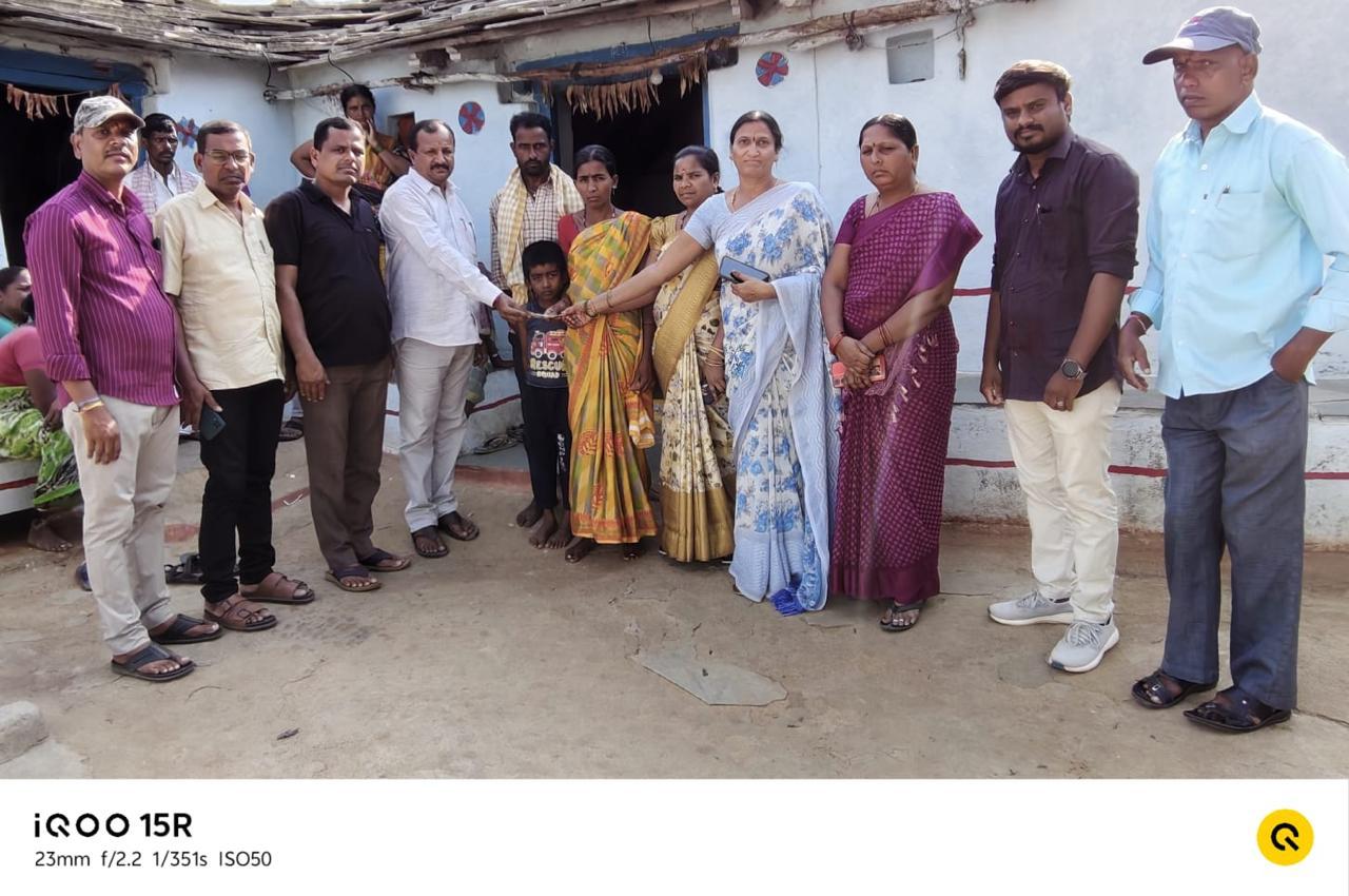 విద్యార్థి కుటుంబానికి ఆర్థిక సహాయం అందించిన ఉపాధ్యాయులు