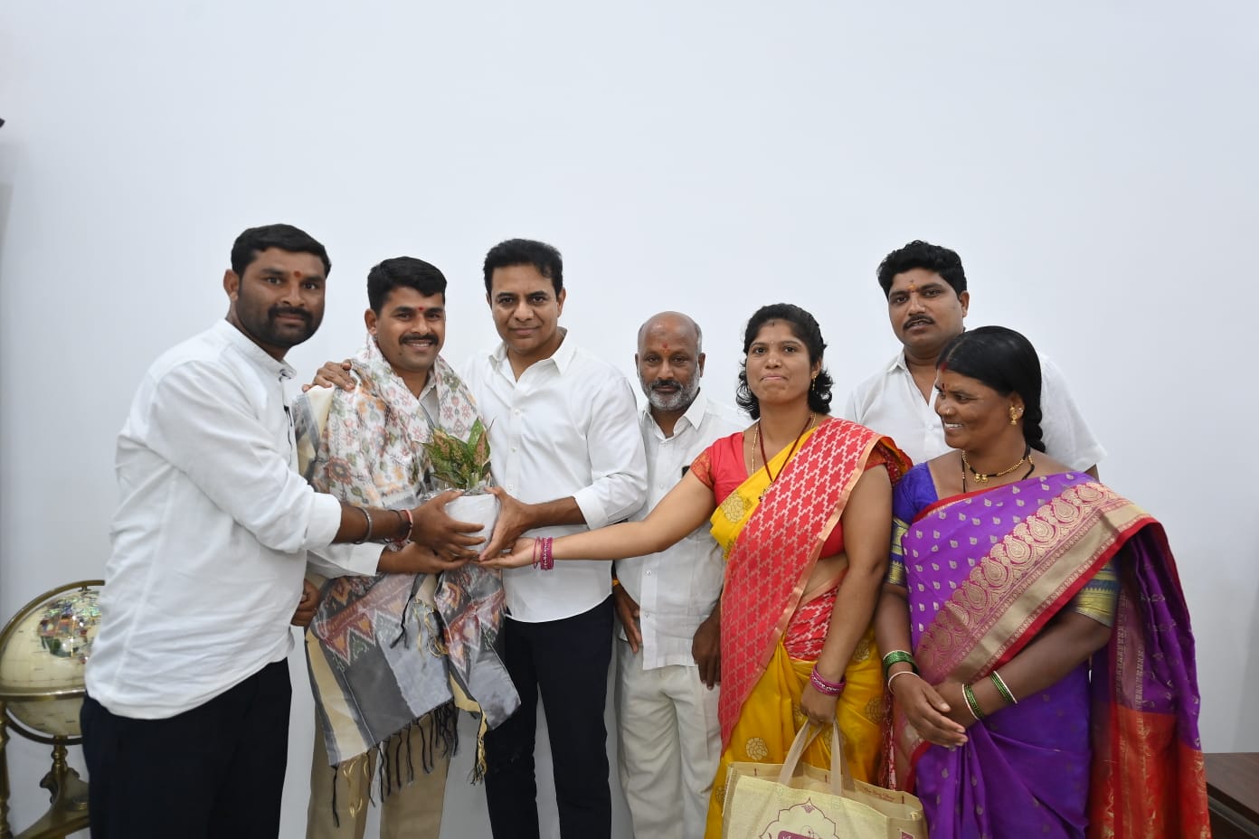 కేటీఆర్ ను కలిసిన సేవాలాల్ సేన రాష్ట్ర నాయకులు అజయ్ నాయక్