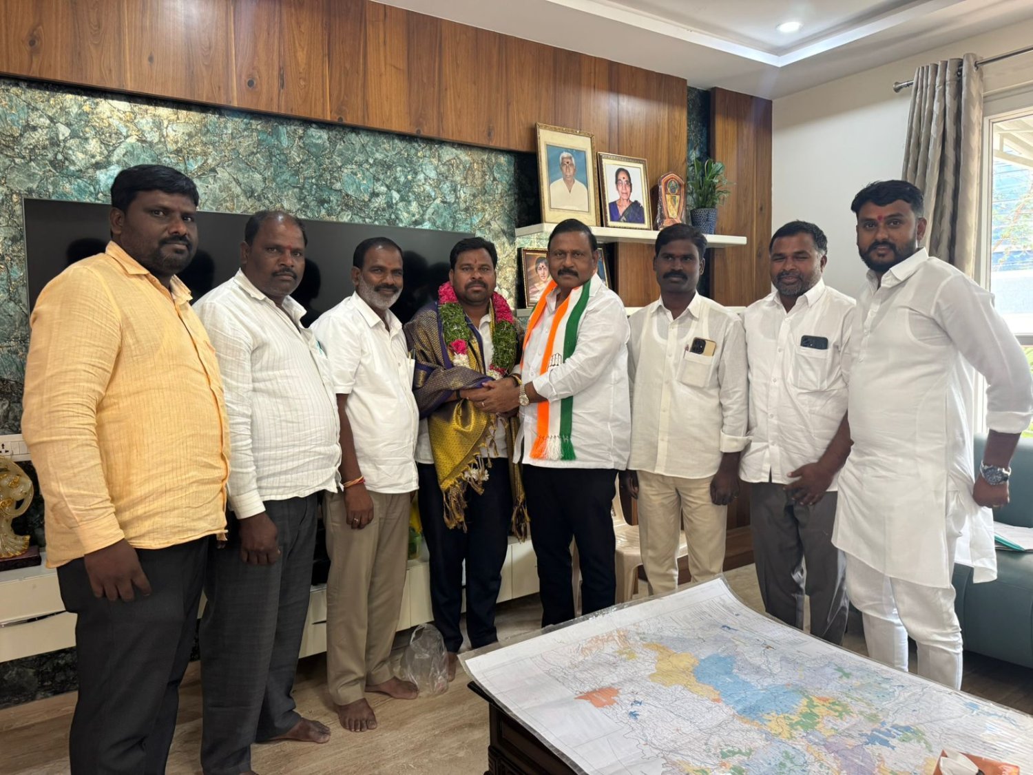 ఎమ్మెల్యే టిఆర్ఆర్ ను కలిసిన కుల్కచర్ల మండల కాంగ్రెస్ పార్టీ అధ్యక్షుడు గోపాల్ నాయక్