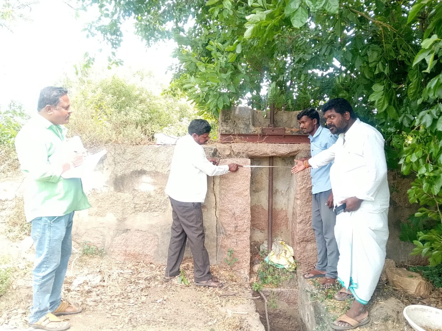 చెరువు తూముల మరమత్తుకు ప్రత్యేక కృషి :- కుల్కచర్ల ఏఎంసి చైర్మన్ బిఎస్ ఆంజనేయులు