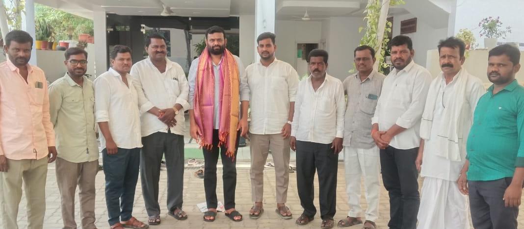 తాండూరు నియోజకవర్గం మాజీ ఎమ్మెల్యేనీ మర్యాదపూర్వకంగా కలిసిన బిఆర్ఎస్ పార్టీ నాయకులు