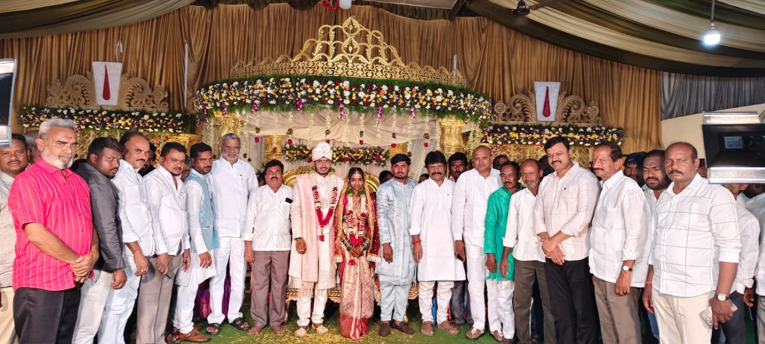 వధూవరులను ఆశీర్వదించిన బిఆర్ఎస్ పార్టీ సీనియర్ నాయకులు పి.విఠల్ రెడ్డి