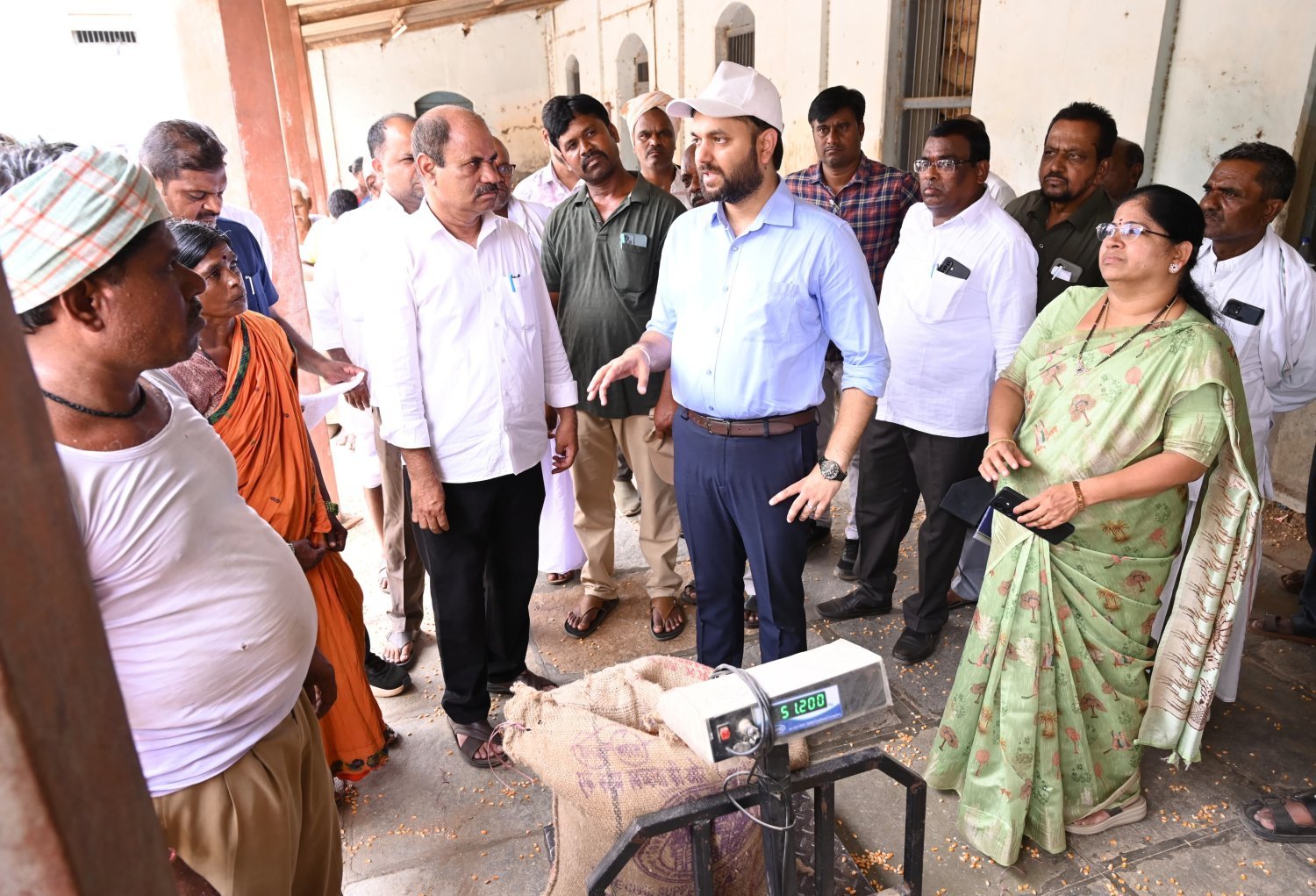 కొనుగోలు కేంద్రాలను ఆకస్మికంగా తనిఖీ చేసిన కలెక్టర్ 