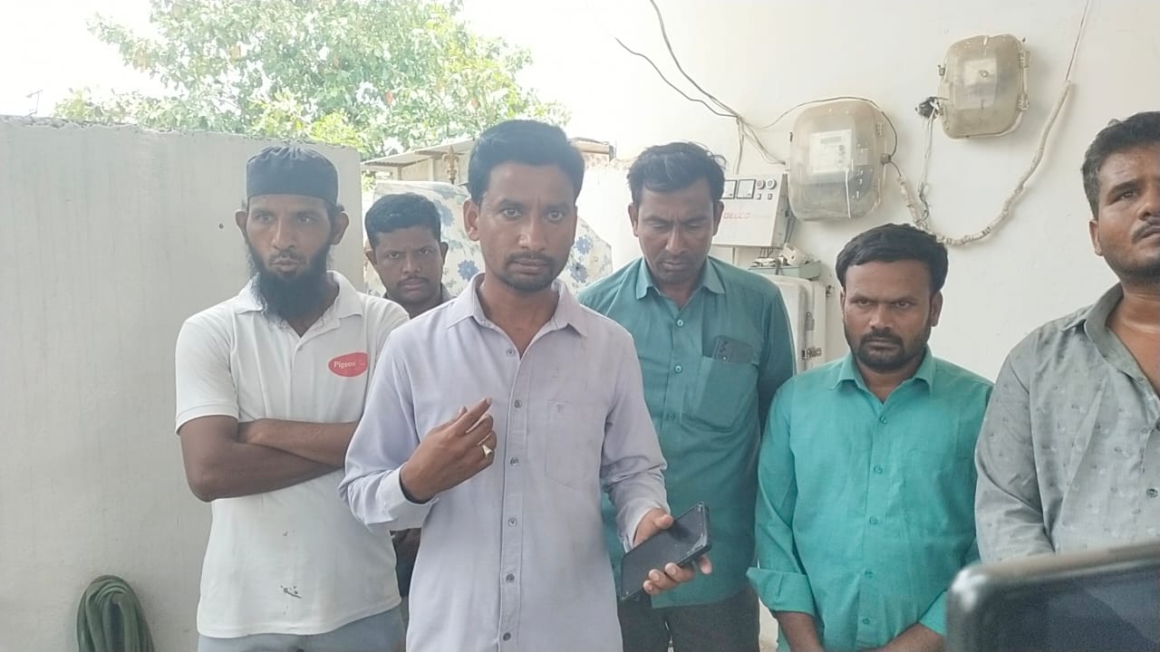 దాడికి పాల్పడిన మాజీ కౌన్సిలర్ పై చర్యలు తీసుకోవాలి....కాంగ్రెస్ నాయకులు అఖిల్ బాబా