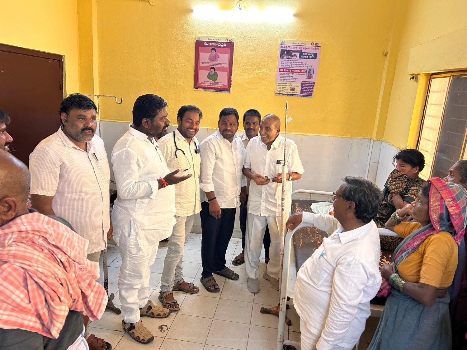 తేనెటీగల దాడిలో గాయపడిన బాధితులను పరామర్శించిన ఏఎంసి చైర్మన్ బిఎస్ ఆంజనేయులు