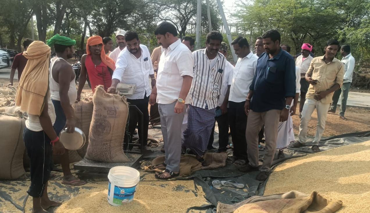 వరి ధాన్యం తూకంలో అవకతవకలు ఉండొద్దు,కఠిన చర్యలు తప్పవు పిఎసిఎస్ వైస్ చైర్మన్