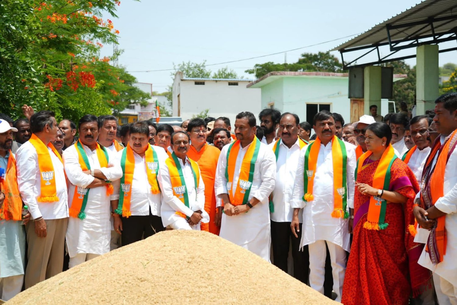 రాష్ట్ర వ్యాప్తంగా ధాన్యం కొనుగోళ్ళలో ప్రభుత్వం విఫలం  రైతు గోస-బిజేపి భరోసా యాత్రలో భాగంగా కుల్కచర్లలో ధాన్యం కొనుగోలు కేంద్రాల సందర్శన  :-  బిజేపి రాష్ట్ర అధ్యక్షుడు ఎన్. రాంచందర్ రావు,ఎంపిలు, ఎమ్మెల్యేలు,ఎమ్మెల్సీల బృందం