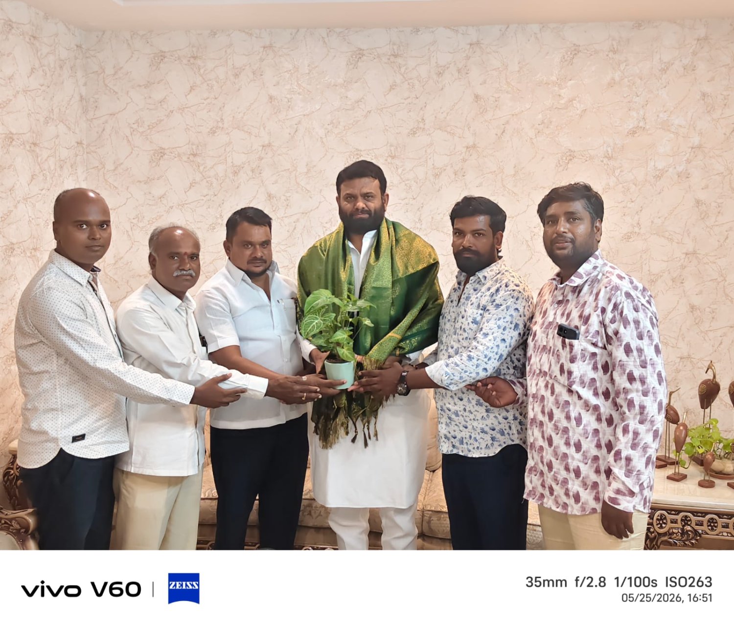 మాజీ ఎమ్మెల్యే పైలెట్ రోహిత్ రెడ్డి కీ బిఆర్ఎస్ పార్టీ నాయకులు సన్మానం