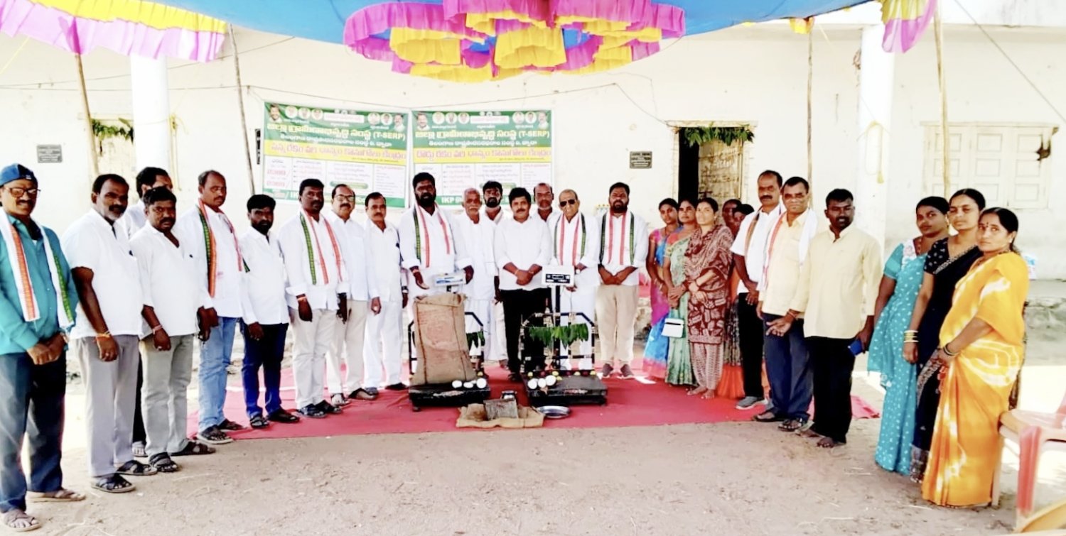 కుల్కచర్లలో ఐకేపీ ఆధ్వర్యంలో వరి ధాన్యం కొనుగోలు కేంద్రం ప్రారంభం