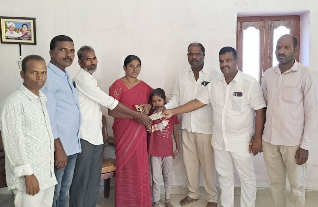 మృతి చెందిన బాల్యమిత్రుడి కుటుంబానికి 50వేల ఆర్థిక సహాయం అందజేసిన మిత్రులు