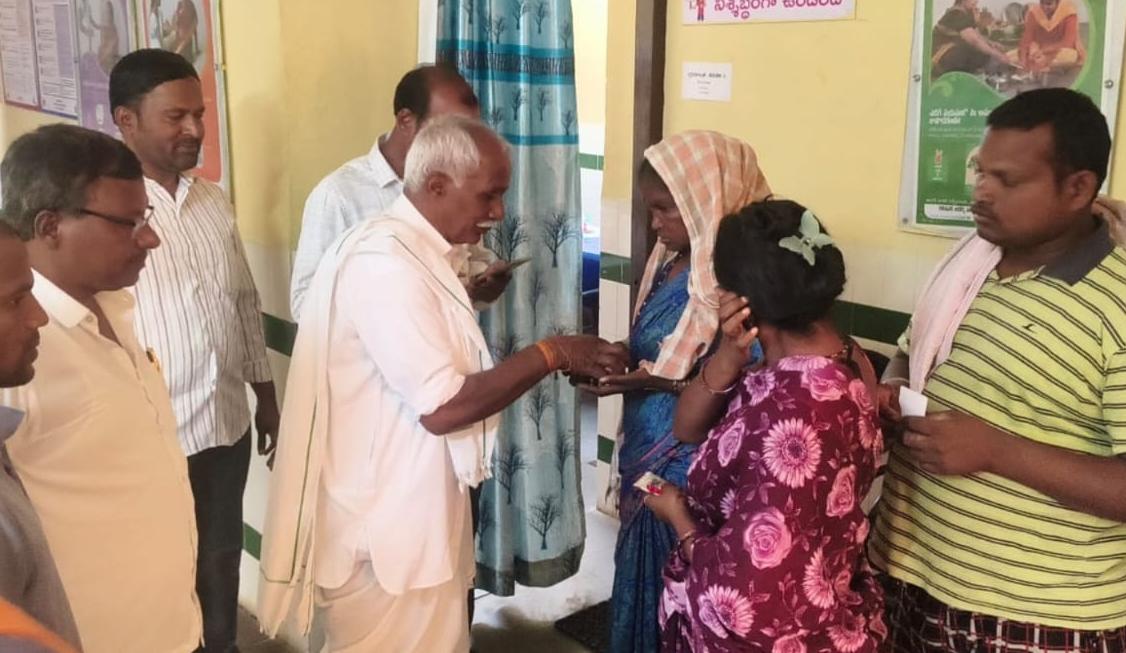 ఉపాధి హామీ కూలీలపై తేనెటీగల దాడి :-    పరామర్శించిన సర్పంచ్ వార్వల్ల.అంజిలయ్య,బిజేపి జిల్లా కార్యవర్గ సభ్యుడు గాదె మహిపాల్ 