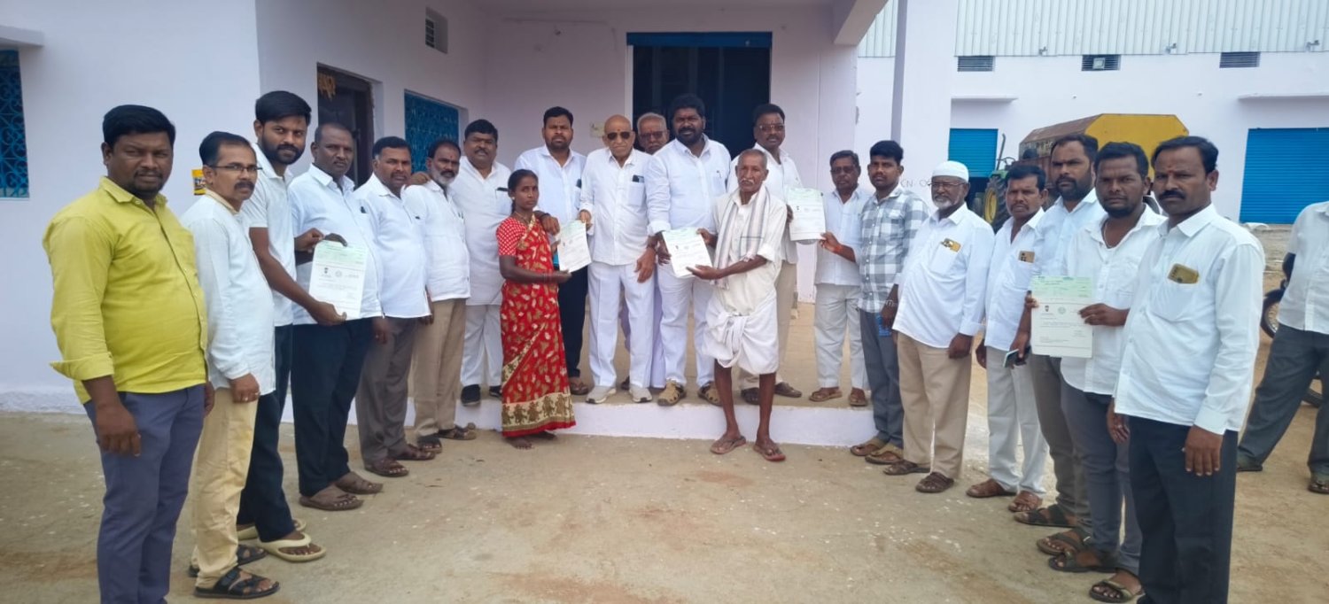కుల్కచర్లలో సిఎం సహాయ నిధి చెక్కుల పంపిణీ  :- డిసిసి ఉపాధ్యక్షుడు బోలుసని. భీంరెడ్డి,కుల్కచర్ల ఏఎంసి చైర్మన్ బిఎస్ ఆంజనేయులు ముదిరాజ్ 