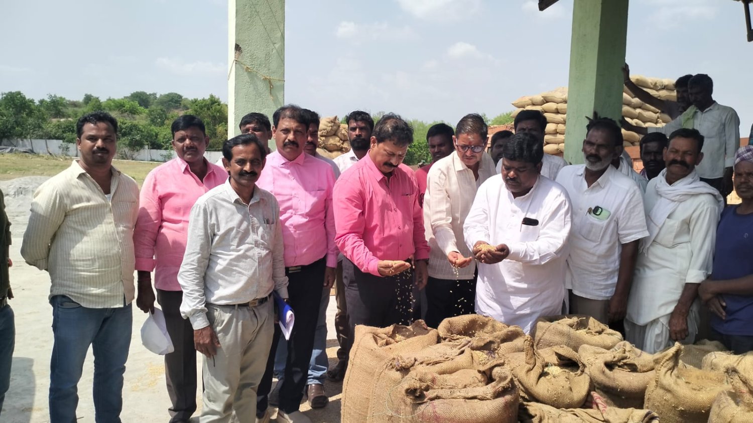 ధాన్యం కొనుగోలు ప్రక్రియ వేగవంతం చేయాలి,   కుల్కచర్ల మండల కేంద్రంలో వడ్ల కొనుగోలు కేంద్రం ఆకస్మిక తనిఖీ :-    తెలంగాణ రాష్ట్ర సివిల్ సప్లై డైరెక్టర్ శ్యాంప్రసాద్ లాల్
