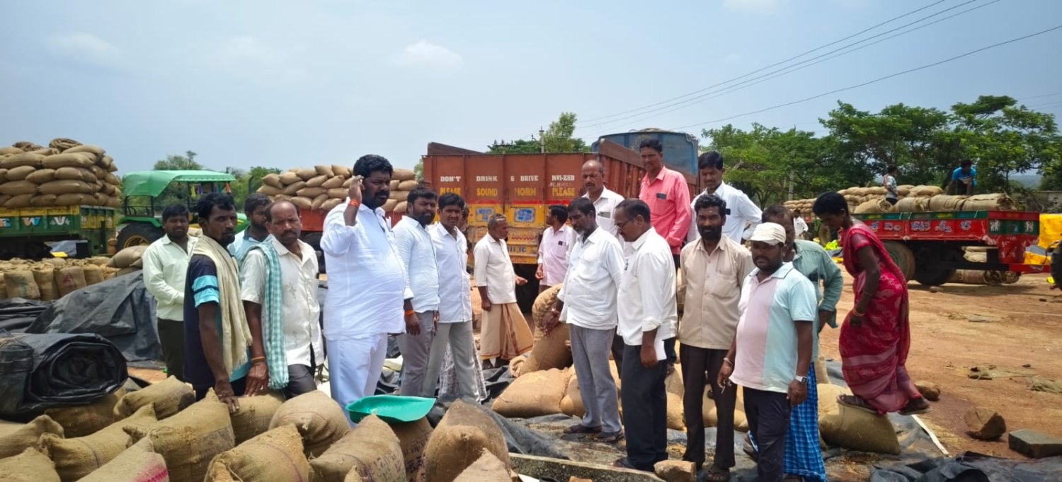 రైతులు ఆందోళన చెందవద్దు-తడిసిన ధాన్యం ప్రభుత్వం కొనుగోలు చేస్తుంది  :-    కుల్కచర్ల వ్యవసాయ మార్కెట్ కమిటీ చైర్మన్ బిఎస్ ఆంజనేయులు ముదిరాజ్ 