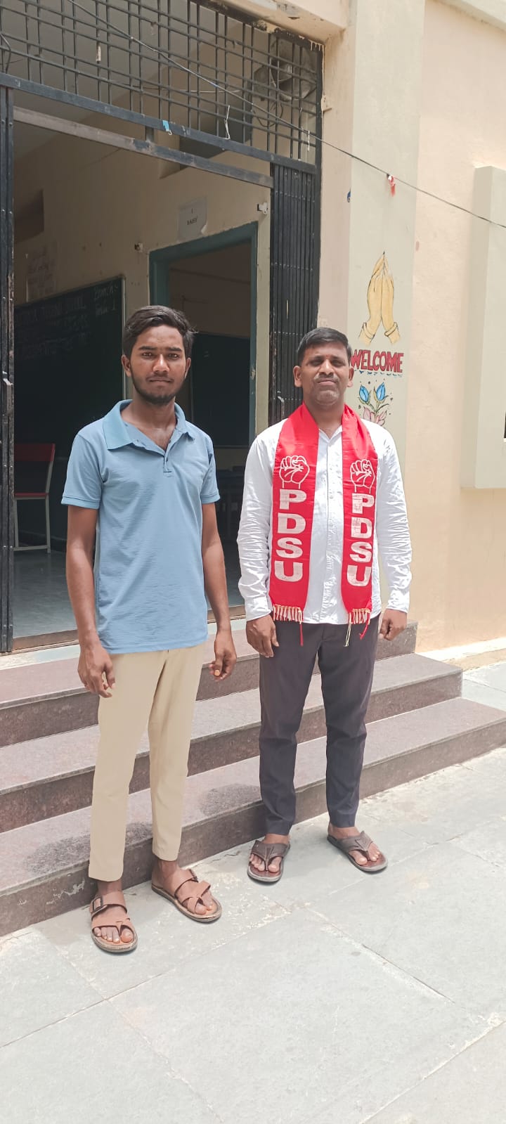 తాండూర్ లో శ్రీ చైతన్య స్కూల్ పుస్తకాల దందా