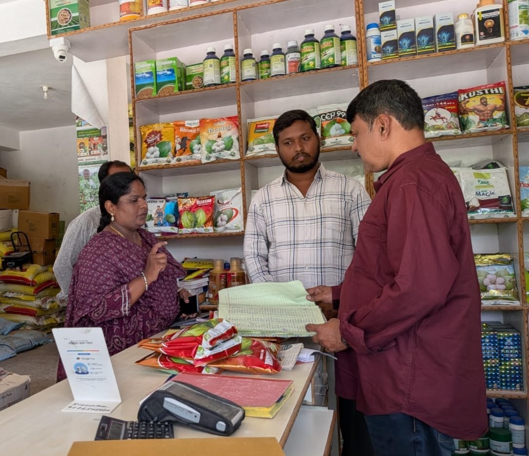 ఫర్టిలైజర్ షాపులను పరిశీలించిన అధికారులు