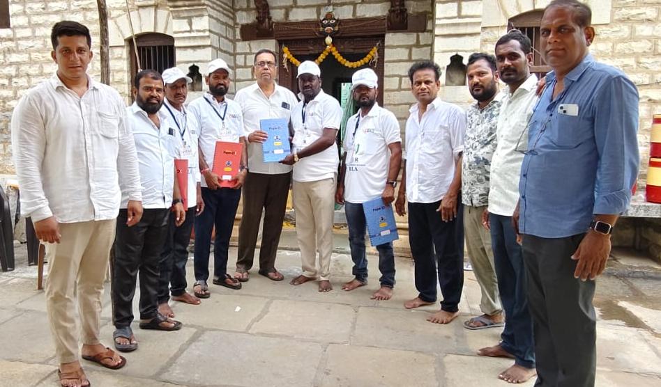 బిఎల్ఎ లకు గుర్తింపు కార్డులను పంపిణీ ఎమ్మెల్యే బుయ్యని మనోహర్ రెడ్డి
