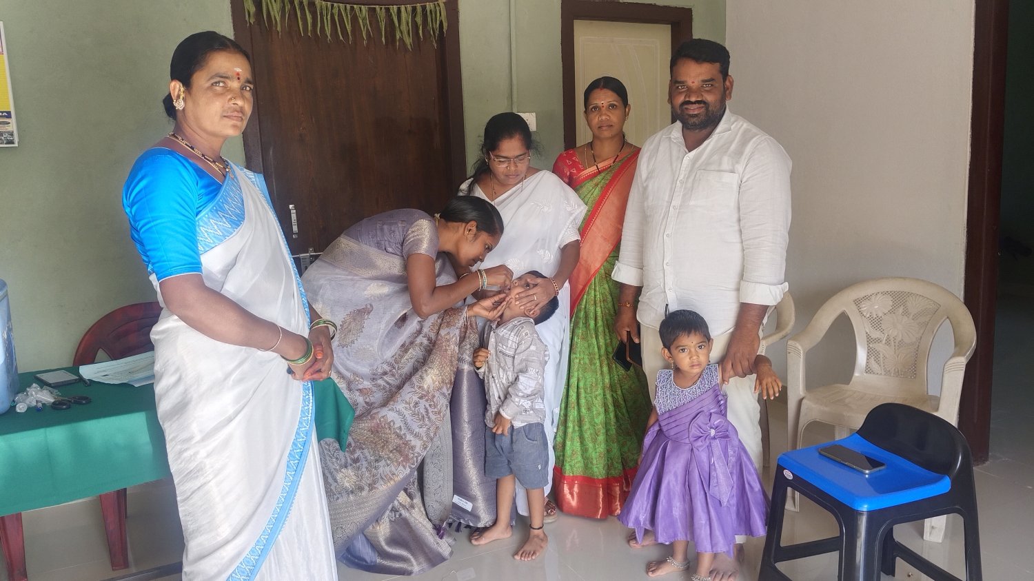 నిండు జీవితానికి రెండు పోలియో చుక్కలు
