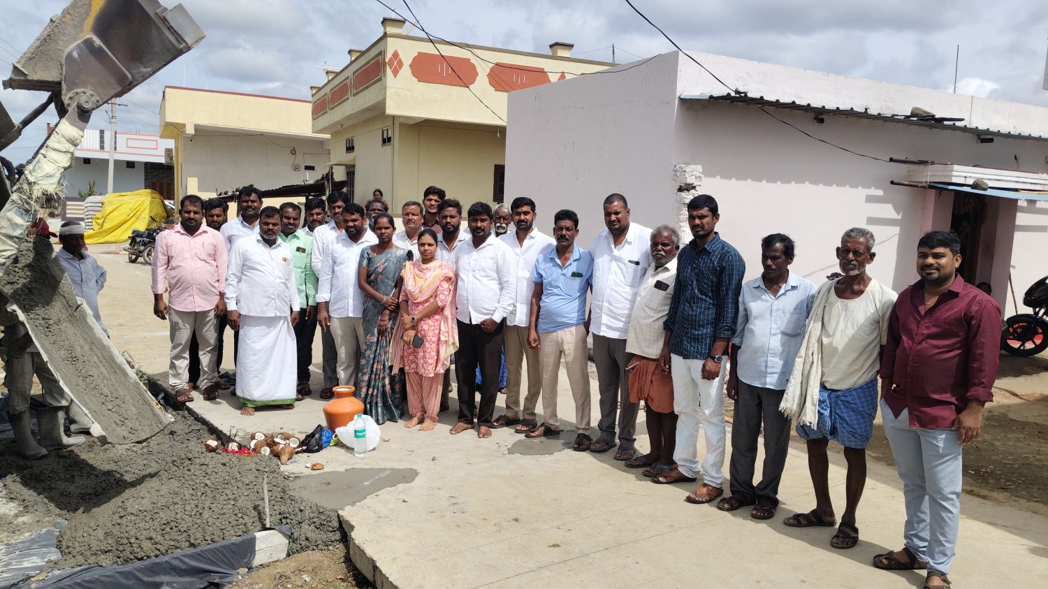 రూ.10లక్షలతో సీసీ రోడ్డు పనులు ప్రారంభం