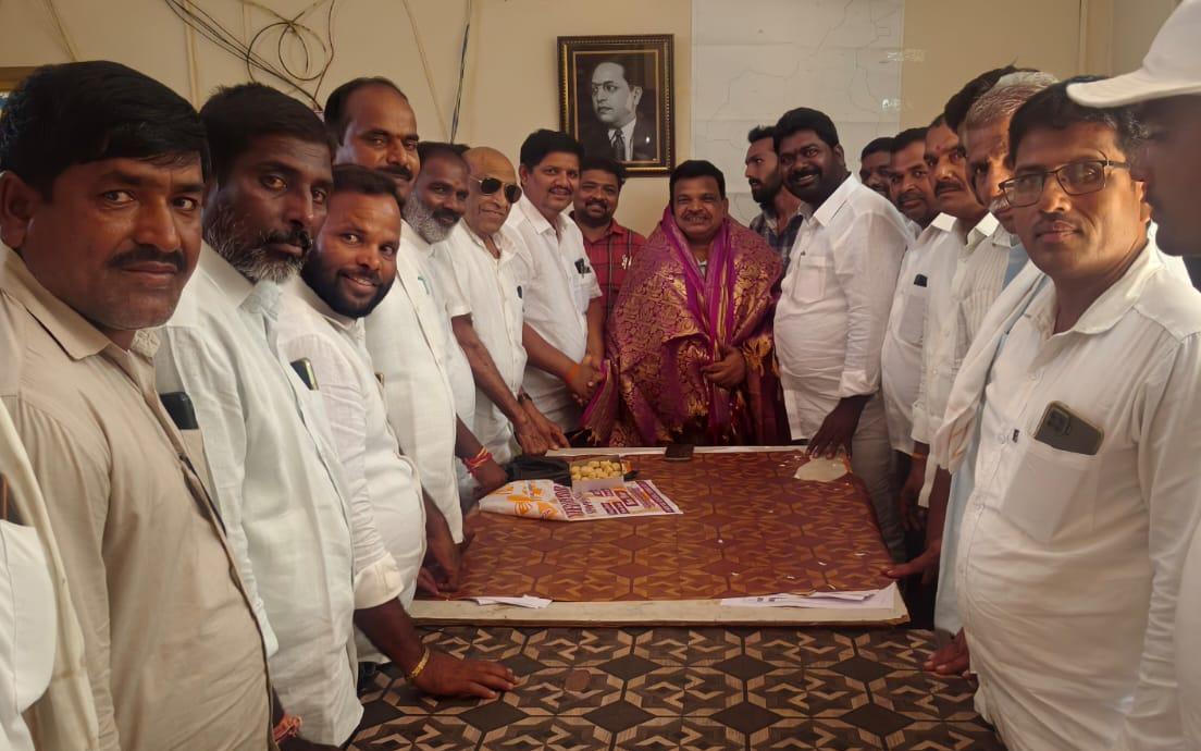 కుల్కచర్ల నూతన తహసీల్దార్ పురుషోత్తంకు కాంగ్రెస్ నాయకుల ఘన స్వాగతం