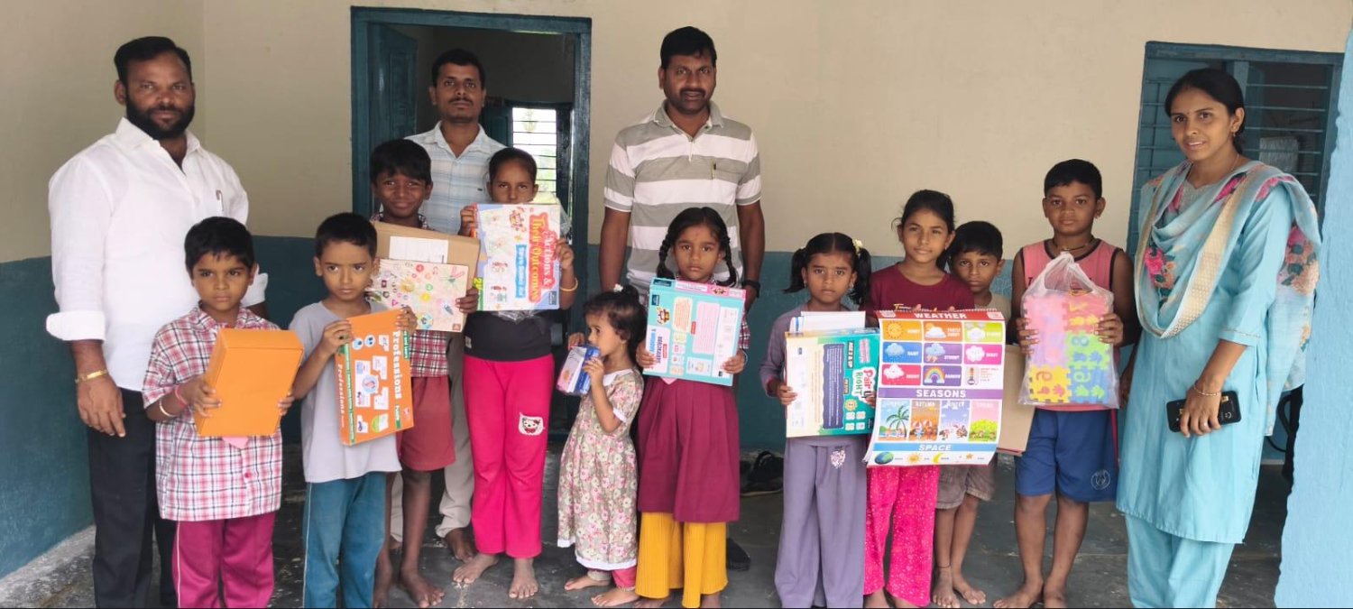 విద్యాభివృద్దికి దాతలు ముందుకు రావడం అభినందనీయం  :-   చెర్వు ముందలి తండా సర్పంచ్ రవీందర్, పంచాయతీ కార్యదర్శి లలిత