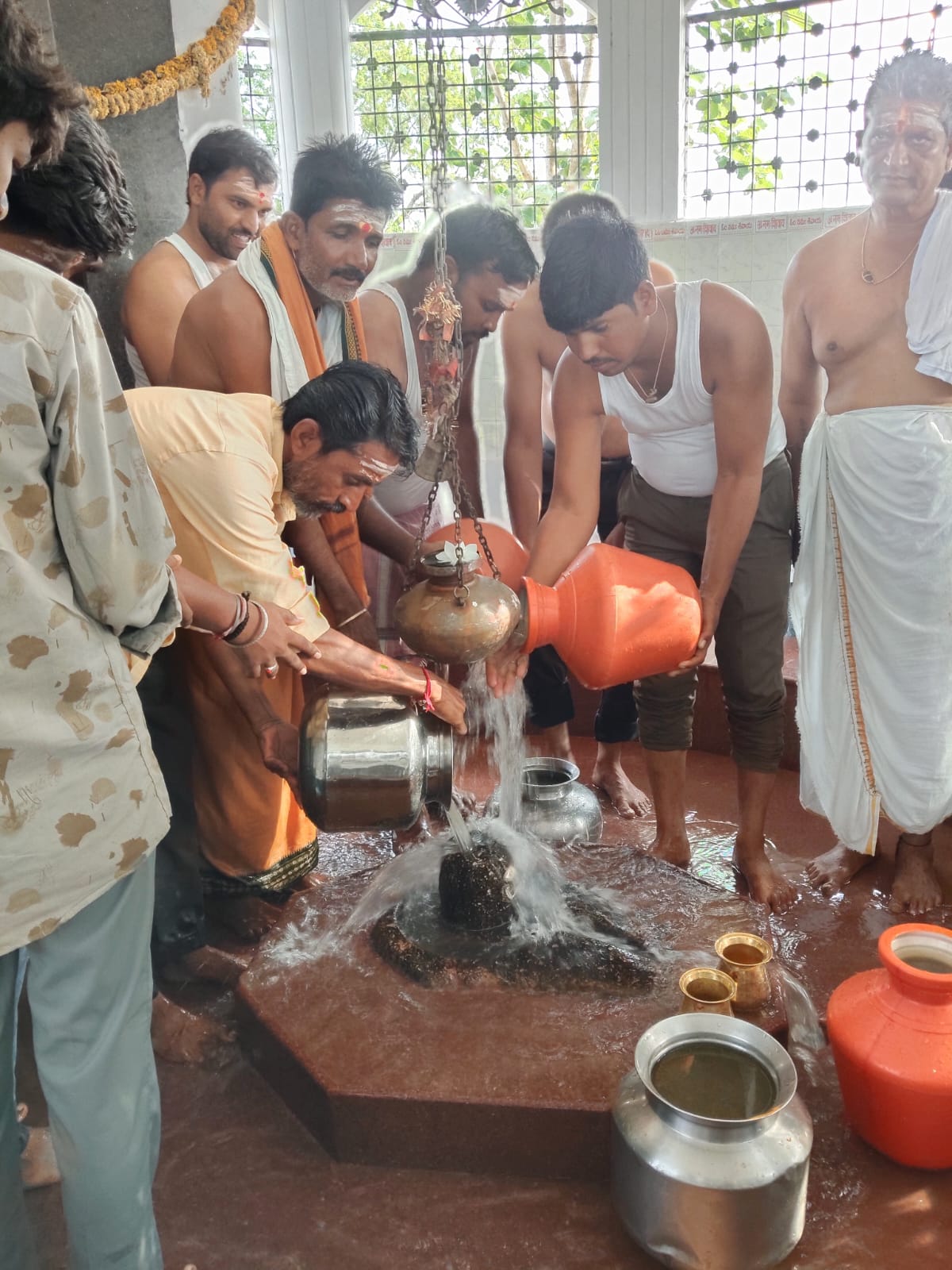 స్వామి వర్షం కురిసేలా కరుణించు,గ్రామస్థులు శివలింగానికి గంగతో అభిషేకం