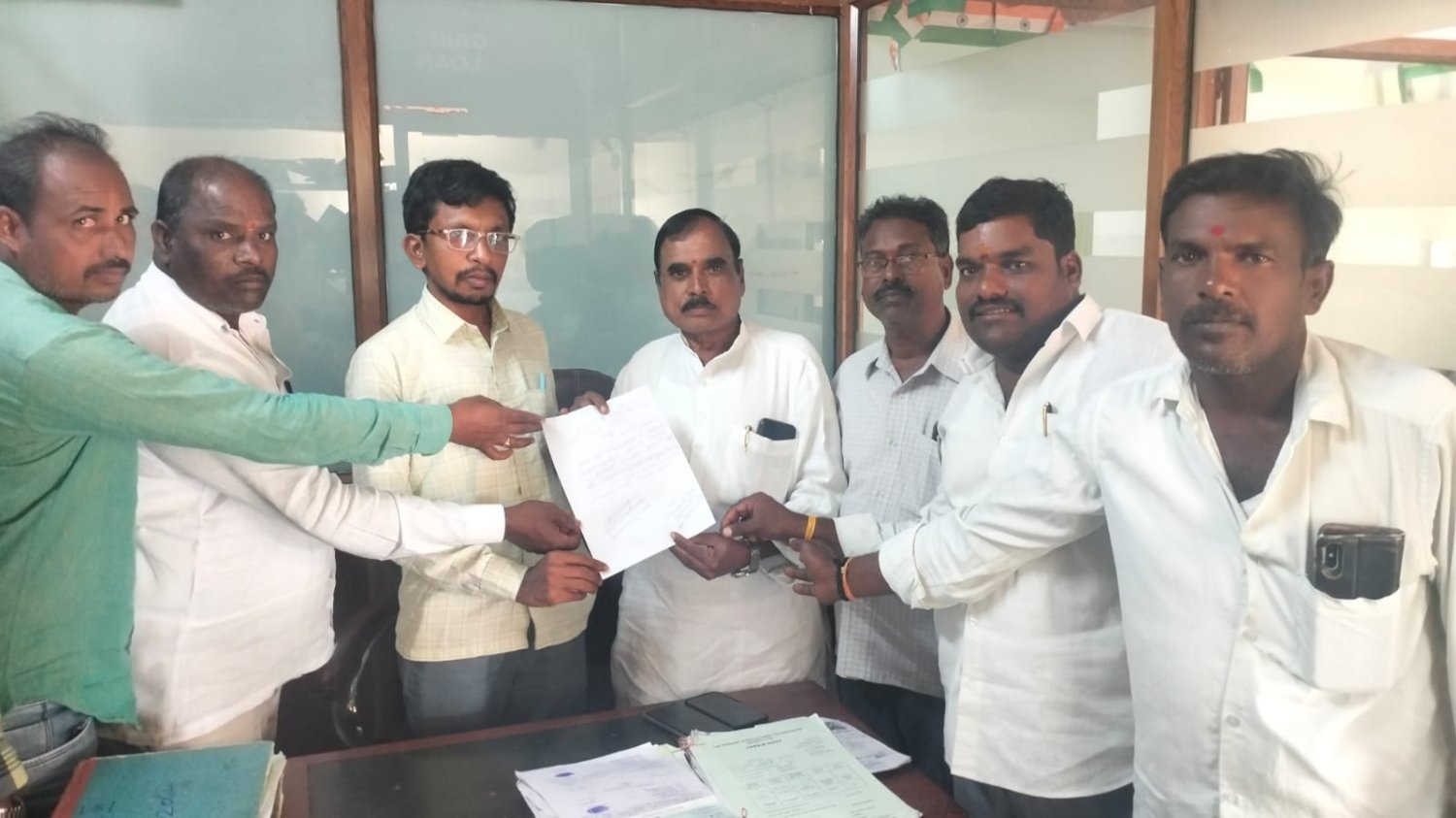 పీఏసీఎస్ డైరెక్టర్ పదవికి కాంగ్రెస్ పార్టీ సీనియర్ నేత పెంటమీది వెంకటయ్య గౌడ్ రాజీనామా