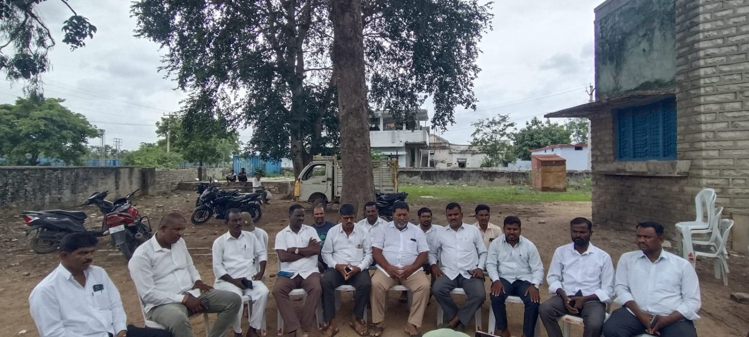 కాంగ్రెస్ పార్టీ నాయకులకు దక్కని గౌరవం,పదవులు,కాంగ్రెస్ పార్టీ మండల అధ్యక్షుడు పదవి రాజ వర్ధన్ రెడ్డికి అప్పగిస్తే,కాంగ్రెస్ పార్టీ సమావేశాలకు ఎలాంటి సమాచారం ఇవ్వడం లేదు అని అసంతృప్తిని వ్యక్తం చేశారు.