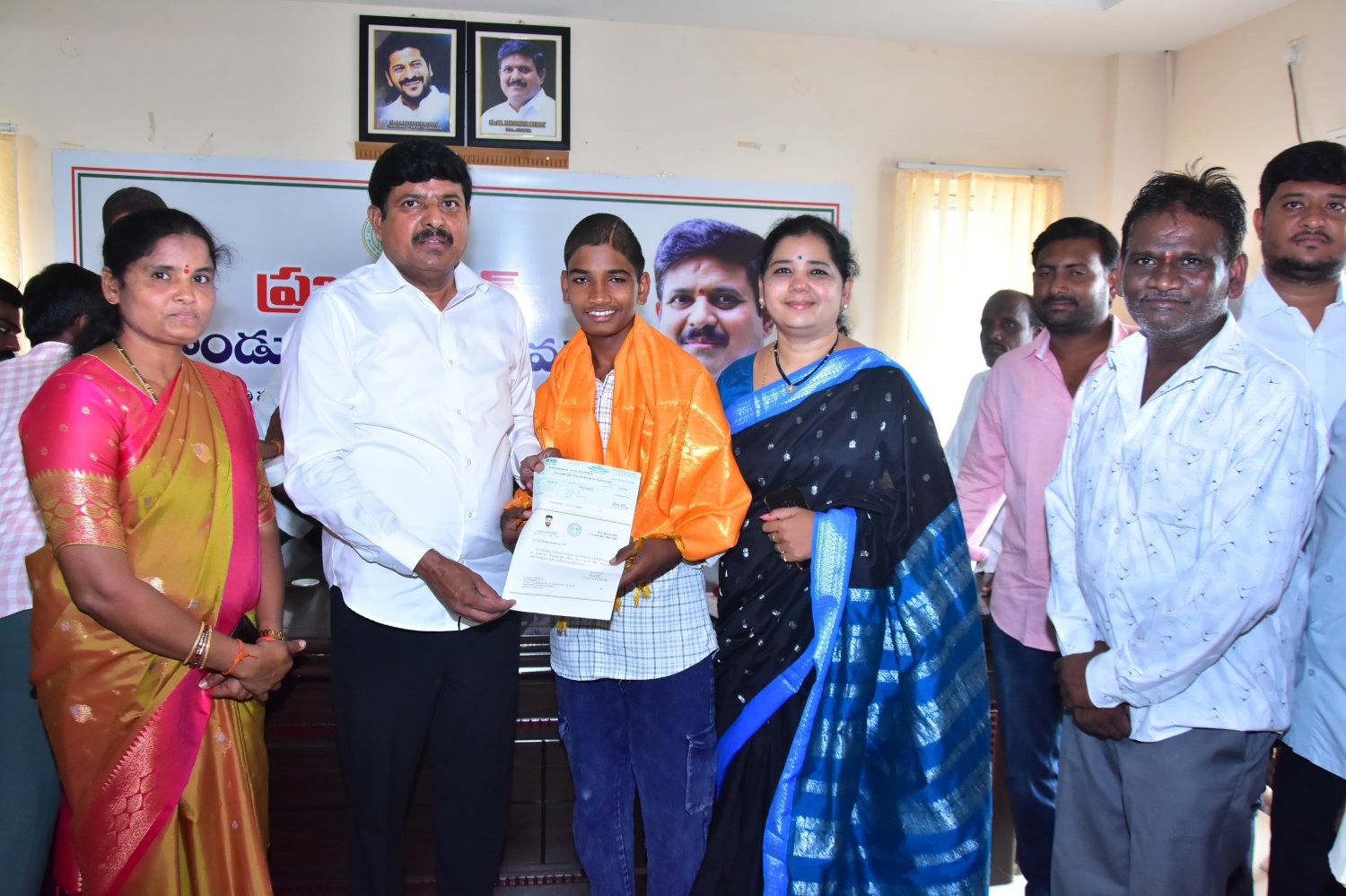 విద్యార్థి సుశాంత్ కు సీఎం రిలీఫ్ ఫండ్ చెక్కును అందించిన ఎమ్మెల్యే