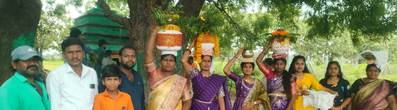 ఘనంగా ఆషాడ మాసం అమ్మవారికి బోనాలు సమర్పించిన భక్తులు