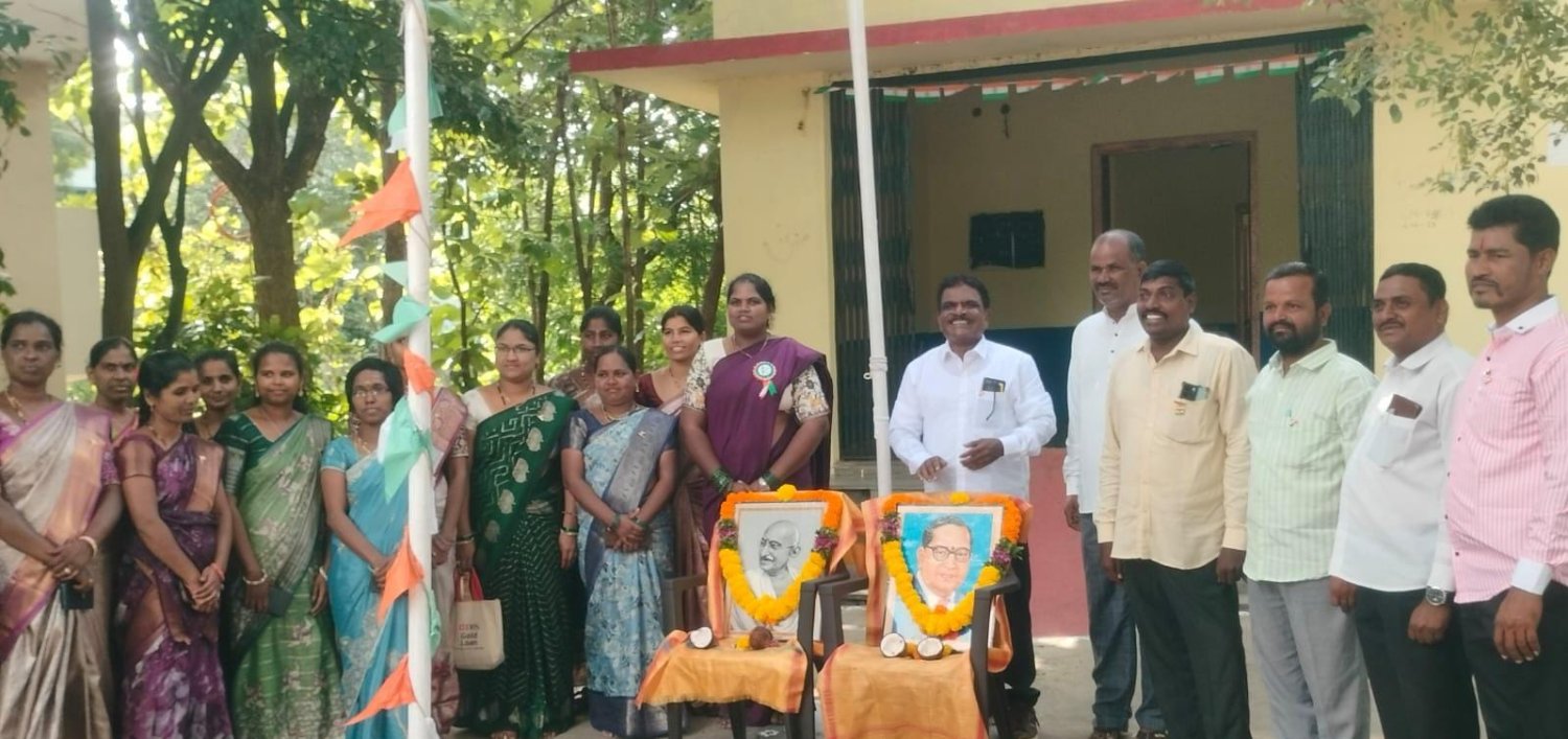 స్వతంత్ర దినోత్సవ వేడుకల్లో,మండలం మహిళా సహాయక పరస్పర సంస్థ కార్యాలయ సిబ్బందితో,జిల్లా మహిళా సమాఖ్య అధ్యక్షులు జానకి 