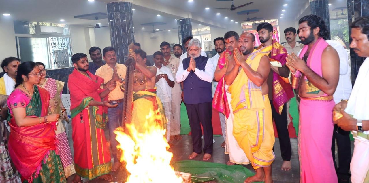 చండీయాగంలో పాల్గొన్న రాష్ట్ర అసెంబ్లీ స్పీకర్ గడ్డం ప్రసాద్ కుమార్