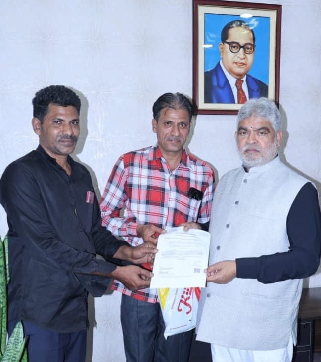 రూ.3లక్షల ఎల్ఓసి ని అందజేసిన రాష్ట్ర అసెంబ్లీ స్పీకర్ గడ్డం ప్రసాద్ కుమార్