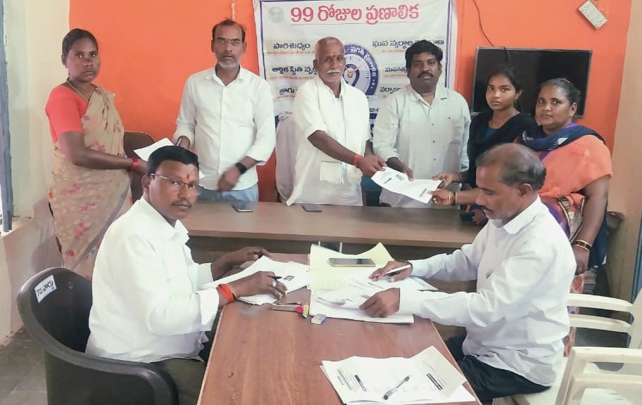 కొత్త పింఛన్ల కోసం దరఖాస్తు చేసుకోండి  :- కుల్కచర్ల సర్పంచ్ వార్వాల అంజిలయ్య,ఎంపిఓ భాస్కర్ గౌడ్