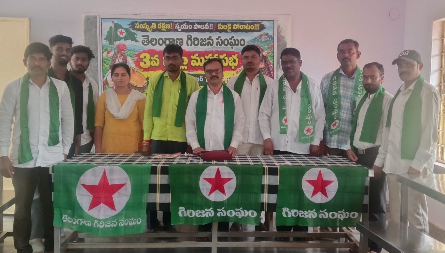 జిల్లా కేంద్రంలో గిరిజన మేనేజ్మెంట్ హాస్టల్ ఏర్పాటు చేయాలి