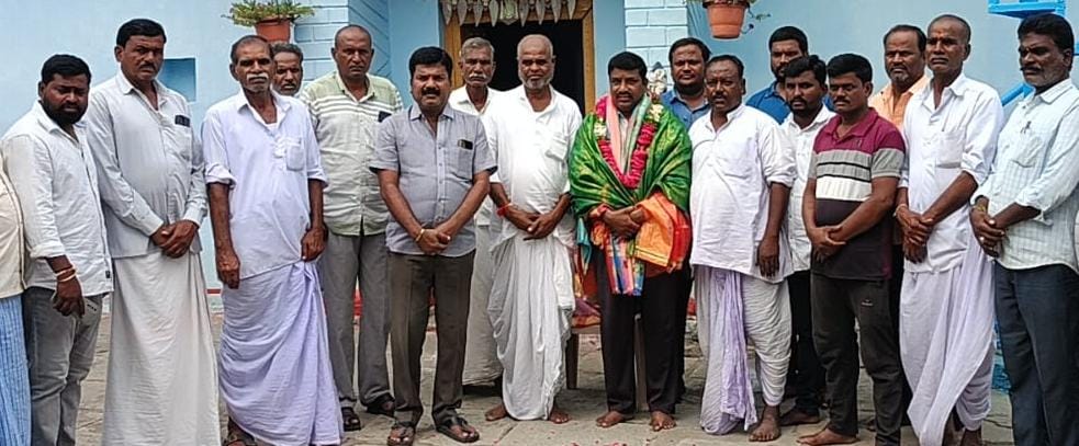 పీఏసీఎస్ డైరెక్టర్ కు ఘన సన్మానం,మాజీ మార్కెట్ కమిటీ చైర్మన్,వైస్ చైర్మన్‌,గ్రామ పెద్దలు,యువకులకు అభినందనలు