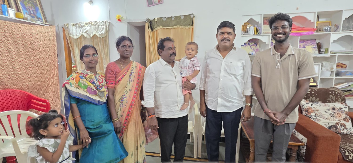 చిన్నారిని ఆశీర్వదించిన బుయ్యని శ్రీనివాస్ రెడ్డి